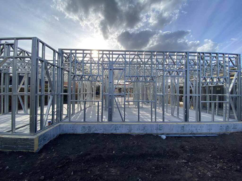 Letvægtsstålkonstruktion i Dragør.
På dette billede ses en side af huset  til værelser, med en flot himmel.