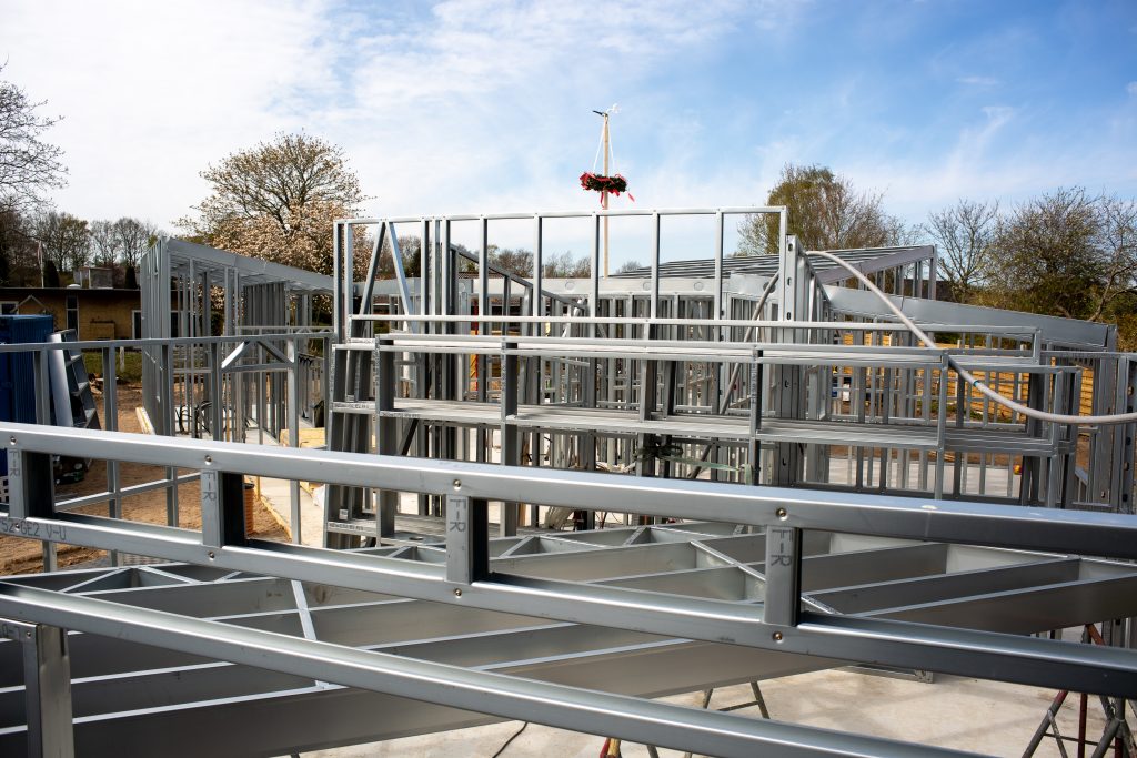 Funkis villa i Hornslet. Bygget i let stålramme konstruktion af Toftegaard Group. Med udvendig PIR isolering og skum isolering indvendig.