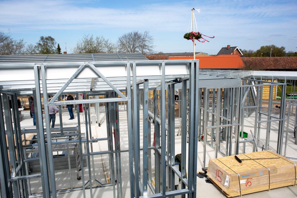 Funkis villa i Hornslet. Bygget i let stålramme konstruktion af Toftegaard Group. Med udvendig PIR isolering og skum isolering indvendig.