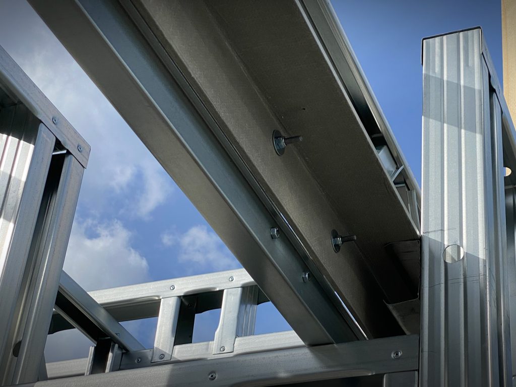 Glasfiberprofiler i vinkler monteret på letvægtsstålkonstruktion til udhæng over hoveddør. Dette projekt gav et flot udhæng over bygherrens hoveddør i Dragør.